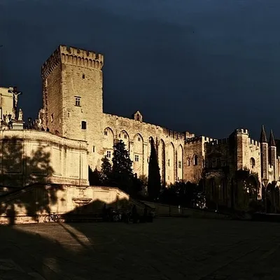 Idée sortie : des circuits nocturnes insolites pour visiter Avignon...