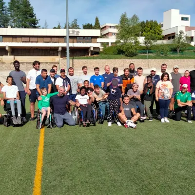Des stars du rugby apprennent à s'adapter avec des enfants...