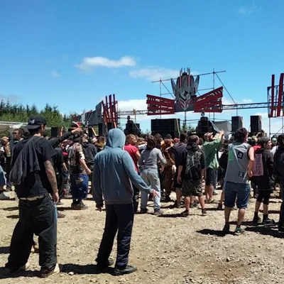 Un convoi de fêtards quitte la rave de Lozère en forçant un barrage...