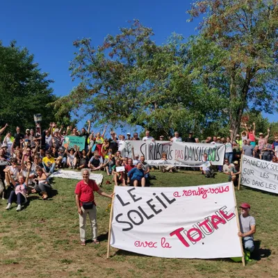 Plus de 200 manifestants contre un projet photovoltaïque de...