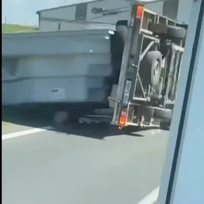 Tarn : un camion couché sur la chaussée à cause du vent (vidéo)