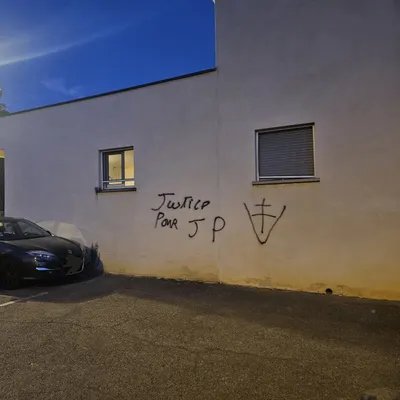 Millau : les mots "justice pour JP" tagués sur la mosquée