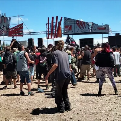 Ce sont désormais 9 000 festivaliers qui participent à la rave...