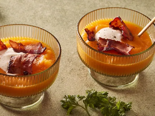 Velouté de carottes et sa chips de bacon