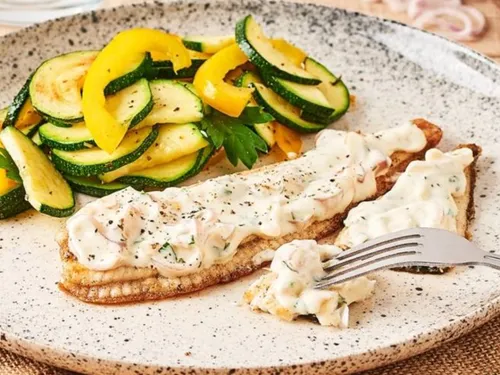 Filet de poisson, courgettes et sauce citronnée