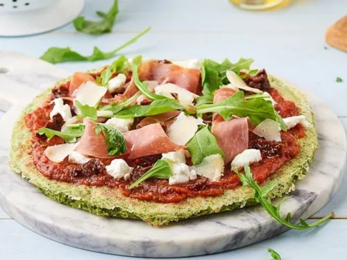 Pizza healthy: pâte au brocoli, ricotta et jambon cru