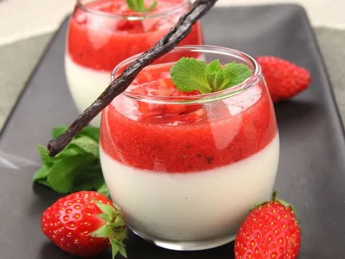 Panna cotta aux asperges et chutney de fraises