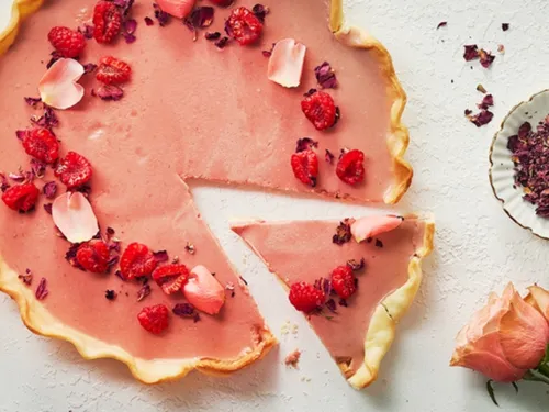 Panna cotta en tarte à la framboise et la rose