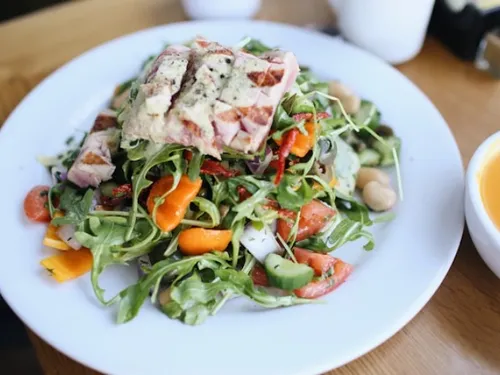 Salade roquette, poulet et légumes du soleil