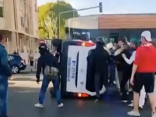  Marseille : des jeunes remettent une voiture de police sur ses roues