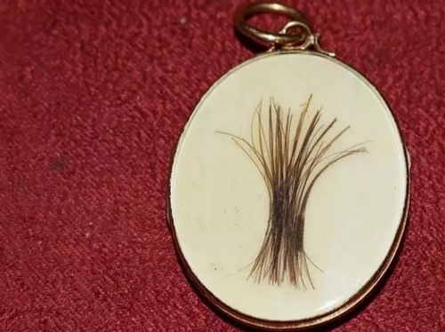 A qui appartient cette mèche de cheveux du Musée de Dinan ?