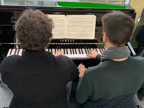 Un concert en duo, au piano, en plein tram à Nantes 
