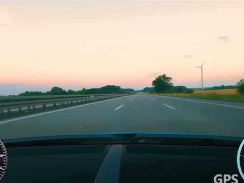 Une voiture roule à 417 km/h sur l’autoroute (Vidéo)