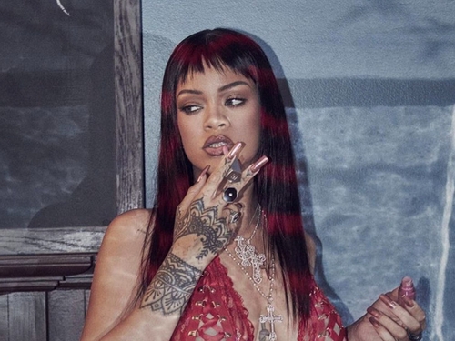 Rihanna enceinte : elle dévoile son ventre en pleine rue (Photos)