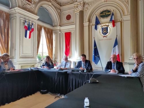 Récit : à Saint-Etienne un conseil municipal sous haute tension