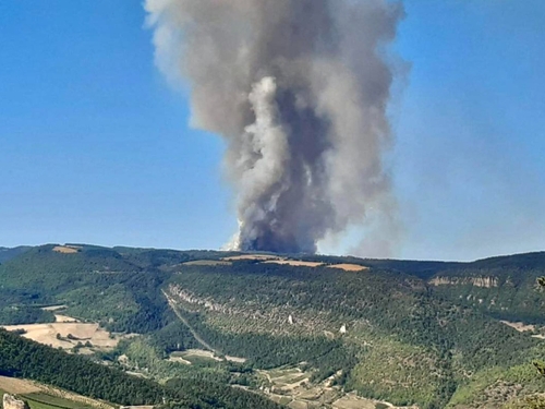 Incendie entre la Lozère et l'Aveyron : 1 200 personnes évacuées la...