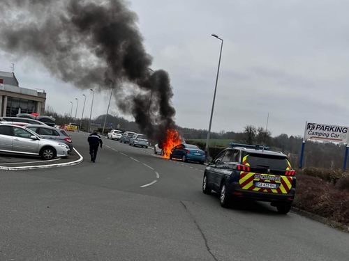 Le Mans : feu de voiture sur un parking d'hypermarché
