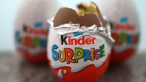 Gare aux Kinders ! À l’approche de Pâques, Ferrero rappelle ses produits pour risque de salmonelles.
