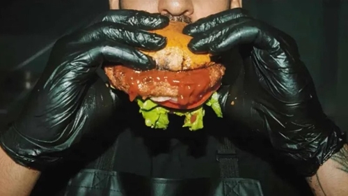 Une marque dévoile un burger végan au goût de viande humaine 