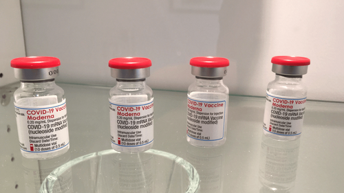 Moderna a commencé les essais d'un rappel de vaccin spécifique...