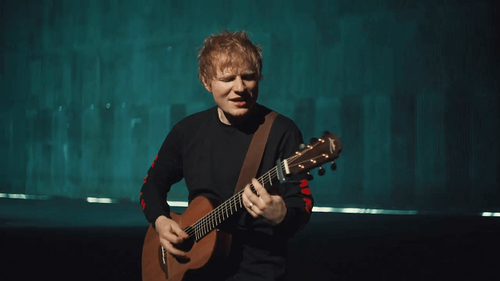 Ed Sheeran interprète "Shivers" en acoustique