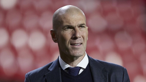 « Viens ici sans les caméras » : Zinédine Zidane perd son...