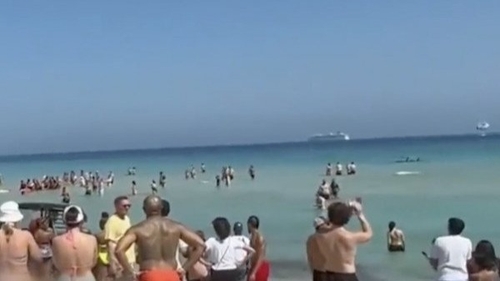 Un hélicoptère se crash dans l’eau, près d’une plage ! [VIDEO]