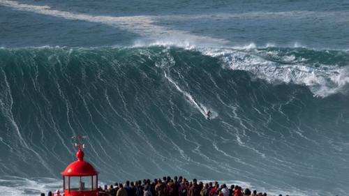 Il surfe sur une vague de 35 mètres, les images sont à couper le...