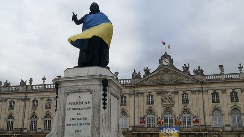 Nancy : la statue de Stanislas porte le drapeau ukrainien
