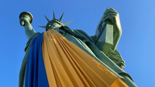 Colmar : la statue de la Liberté ceinte d'un drapeau géant de...
