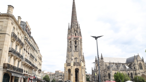 Bordeaux: la flèche St Michel prépare l'arrivée de l'échafaudage