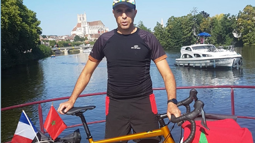 Parti d’Auxerre à vélo, Abderrazak El Badaoui espère arriver au Qatar pour le début de la coupe du monde de football