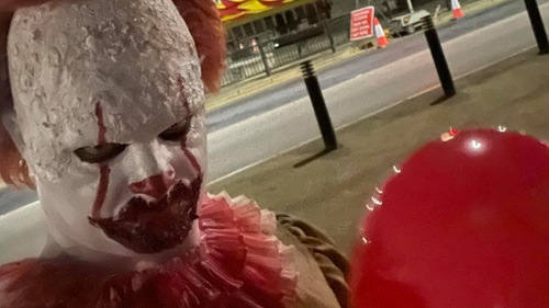 Halloween : un homme déguisé en clown terrorise une ville (Vidéos)