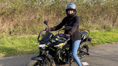 Faire de la moto : un gros challenge pour Estelle