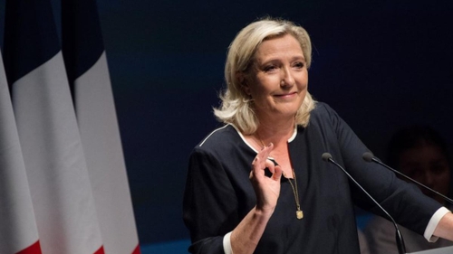 Présidentielle 2022 : Marine Le Pen va proposer un "référendum sur...