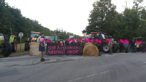 Au sud de Nantes, des agriculteurs bloquent une plateforme...