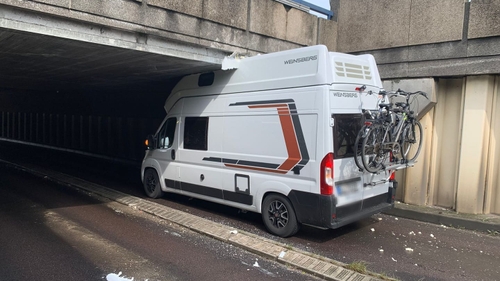 Rouen : un camping-car encastré sous une trémie