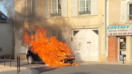 Une voiture en feu à Pontvallain