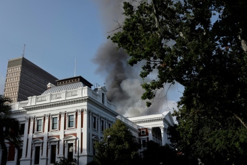 Afrique du Sud: l'incendie dévastateur au Parlement maîtrisé