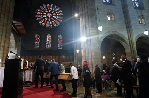 Requiem modeste pour le géant Tutu: l'adieu des Sud-Africains à...