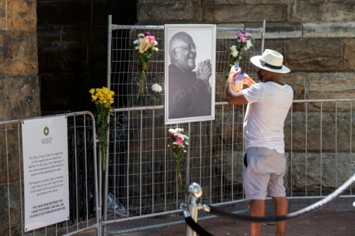 Larmes et souvenir d'un "héros" devant la cathédrale de Desmond Tutu