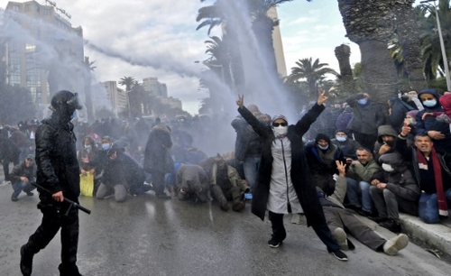Tunisie: manifestations anti-Saied pour l'anniversaire de la chute...
