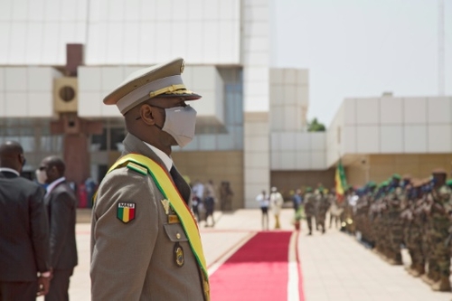 Mali: la junte appelle à manifester contre les sanctions...