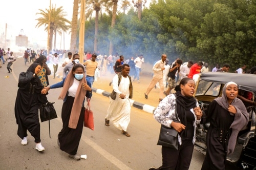 Soudan: gaz lacrymogènes contre des dizaines de milliers de...
