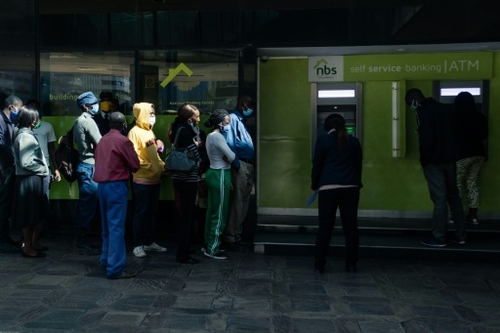 Au Zimbabwe, des jours de queue devant la banque avant Noël