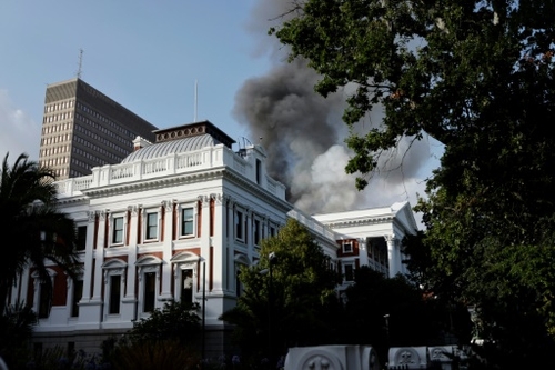 Afrique du Sud: Le Parlement pris dans les flammes au Cap
