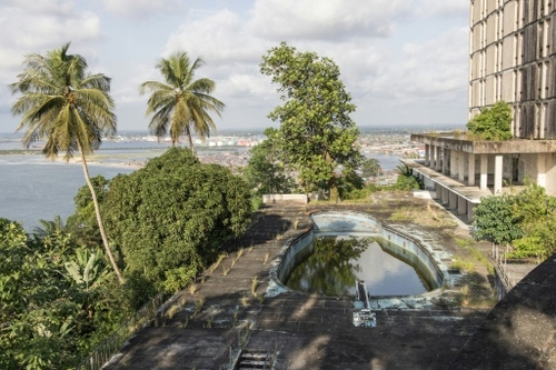 Liberia: les vestiges d'un hôtel de luxe comme le symbole d'un...