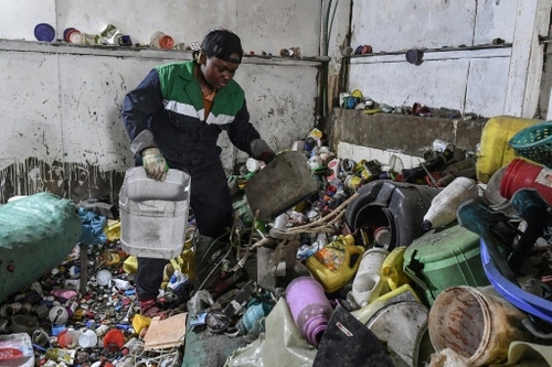 "Les déchets ont de la valeur": au Kenya, le plastique devient brique
