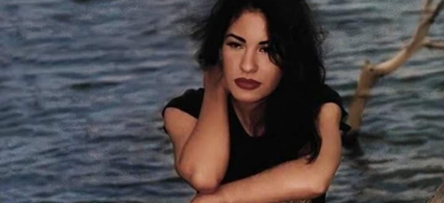 Plus de 20 ans après sa mort tragique, Selena Quintanilla sera...