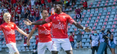 Football : Nîmes large vainqueur de Brest pour la première de la...